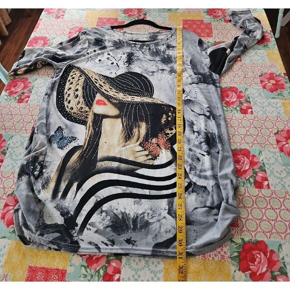 Queen G. Botique Black and White Graphic Oversized Tunic - Picture 11 of 13